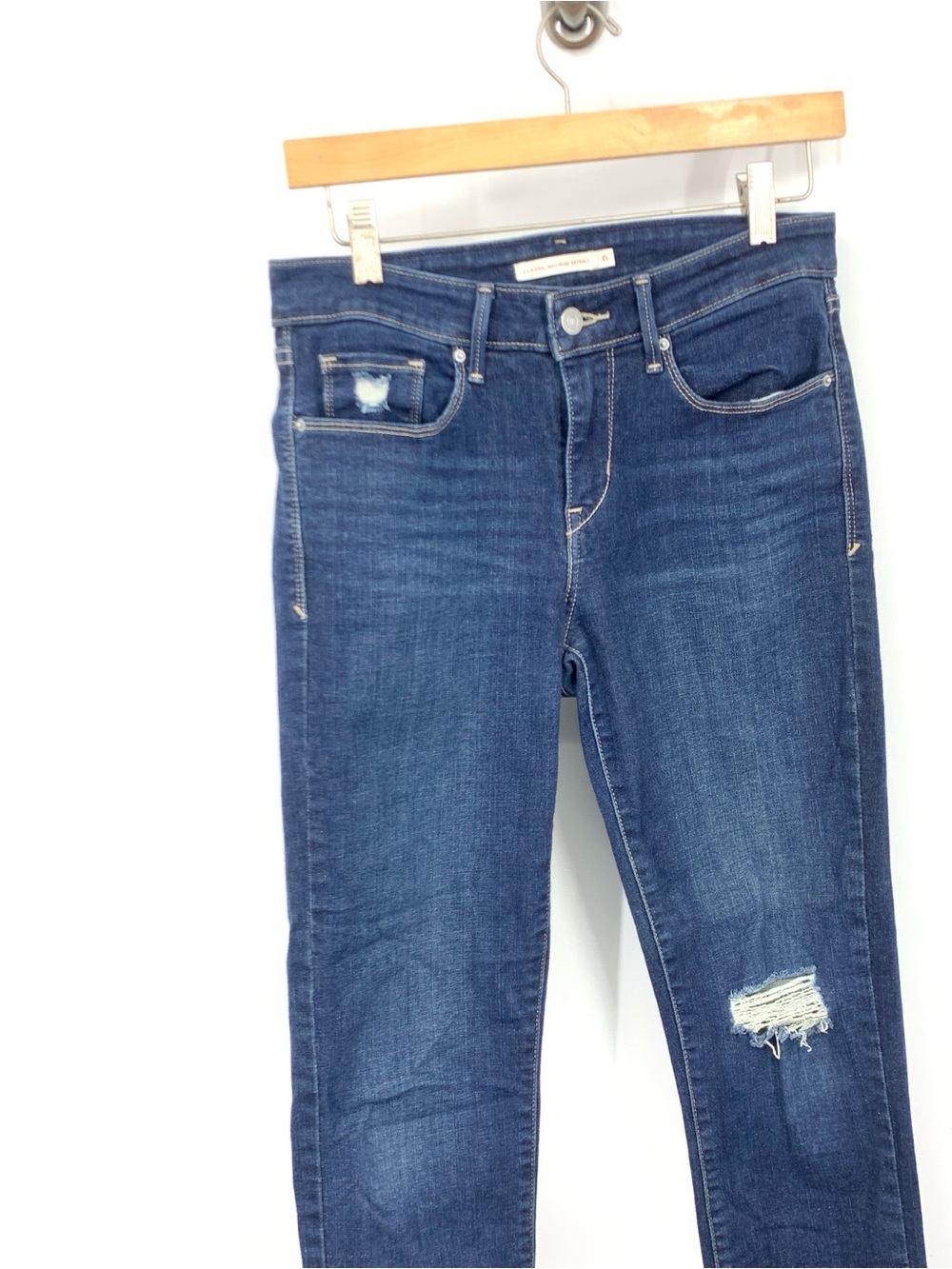 Levis Women Size 6 Jeans Dark Wash Classic Mid Rise Skinny Pants Stretch Denim - Picture 2 of 7